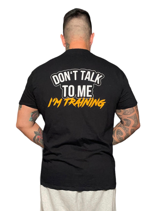 Camiseta “DON’T TALK TO ME, I’m Training” Edición Negra