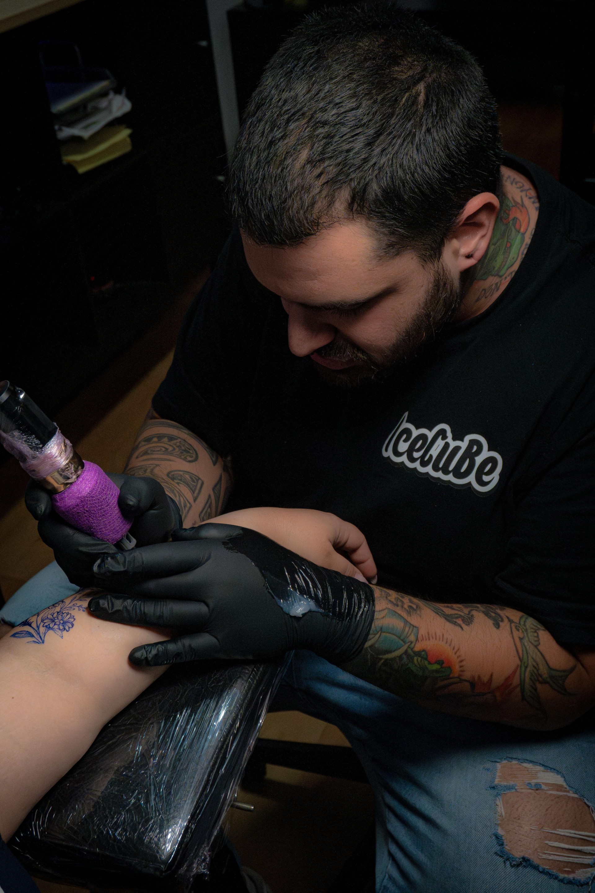 Guidus Tattooer trabajando